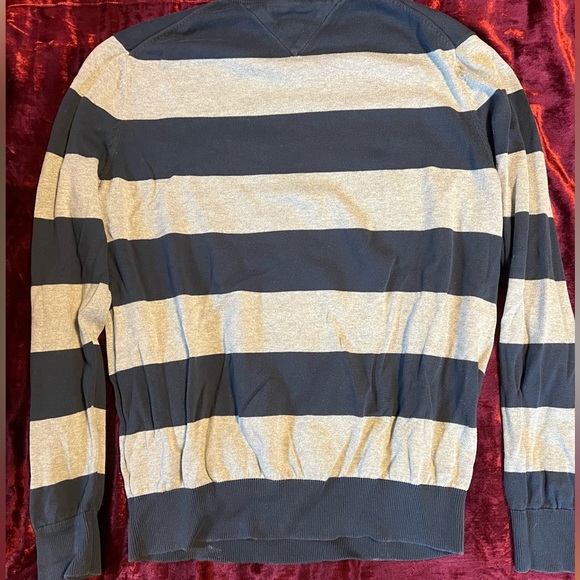 Tommy Hilfiger Crewneck! Soft stretchy material | Size Large - Picture 3 of 3